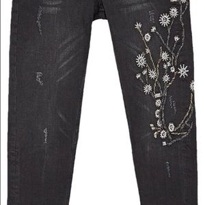 Black skinny jeans with flower detail